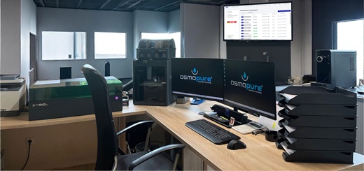 Zeigt das Büro von Osmopure in der Lagerlogistik und der Versandvorbereitung der SMT 7000 MULTIONE Auftisch Osmoseanlag, Wasserbar für die Küche ohne festen Wasseranschluss