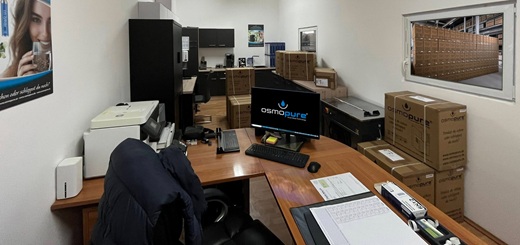 Verwaltungs- und Logistikbüro von Osmopure® für Qualitätsmanagement, Kundenservice und Versand der SMT 7000 Multione Auftisch Osmoseanlage Wasserbar.